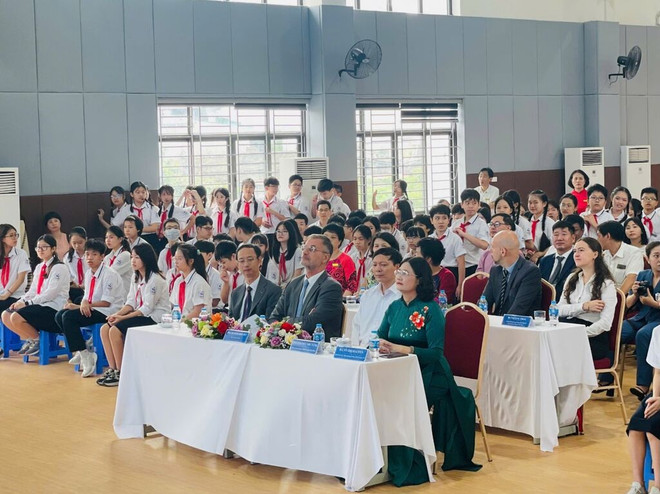 Les représentants et les invités présents à la cérémonie de remise du LabelFrancÉducation au collège Giang Vo, le 18 septembre à Hanoi. Photo : CTV/CVN cérémonie de remise du LabelFrancÉducation.jpg