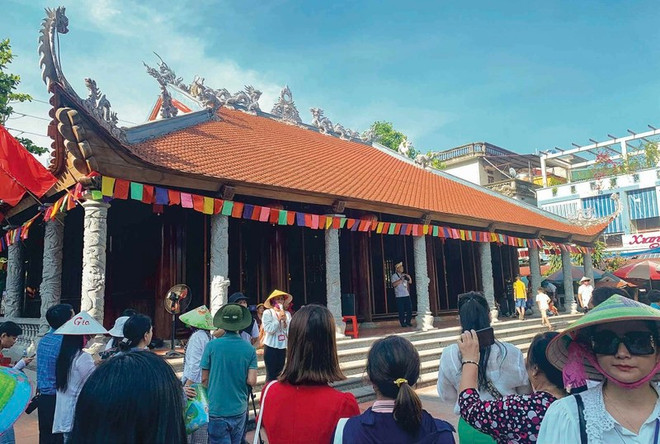 La maison communale de Hàng Tông attire de nombreux visiteurs. Photo : baoquocte.vn maison communale de Hàng Tông.jpeg