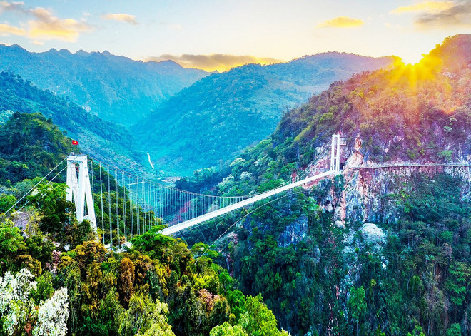 Situé dans le district de Môc Châu, Bach Long ou "le dragon blanc" mesurant 632 mètres de long a été reconnu par le Guinness des records comme le pont en verre le plus long au monde. Photo: Tripadviser tripadvisor.jpg