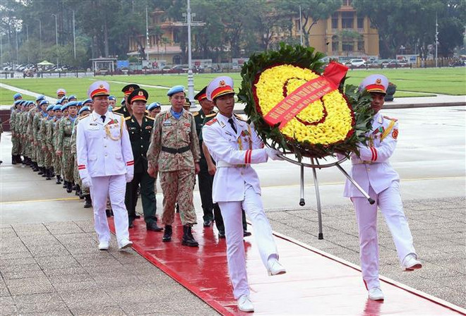 L’unité de génie militaire n°3 et l’hôpital de campagne de niveau 2 n°6 rendent hommage au président Hô Chi Minh en son mausolée. Photo : VNA Mausolée.jpg