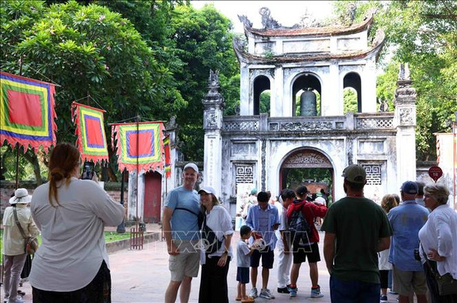 Touristes visitant le Temple de la Littérature à Hanoi. Photo: VNA Văn Miếu - Quốc Tử Giám.jpg