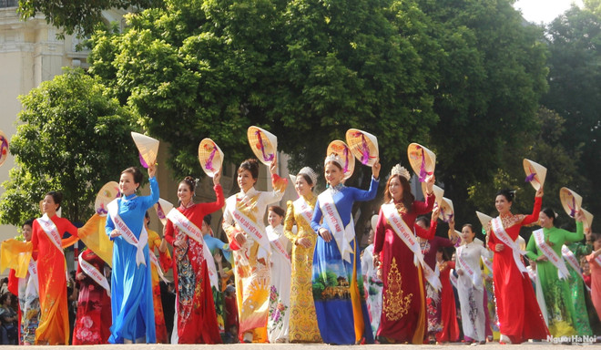 Lors du Festival de l’automne de Hanoi 2023. Photo : nguoihanoi.vn festival thu hanoi 2023.jpg