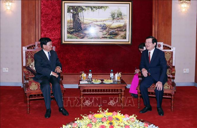 Le secrétaire général et président lao Thongloun Sisoulith (à gauche) et l’ancien président vietnamien Truong Tân Sang. Photo: VNA Thongloun Sisoulith.jpg
