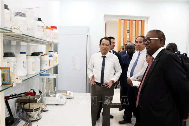 Le président bissau-guinéen Umaro Sissoco Embaló visite le laboratoire de l’Institut de recherche sur les grandes cultures (FCRI). Photo: VNA Umaro Sissoco Embalóù.jpg