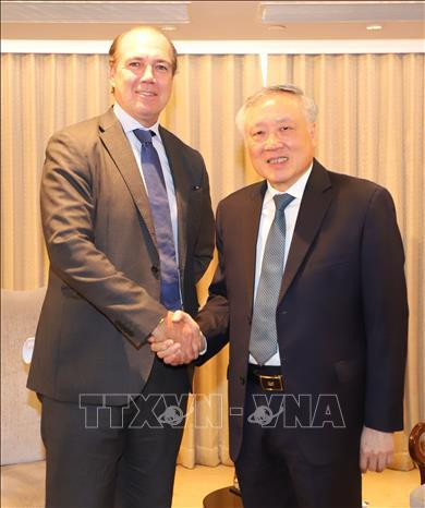 Le vice-Premier ministre permanent Nguyên Hoa Binh (à gauche) et le PDG de Swire Pacific, Tim Blackburn. Photo : VNA Tim Blackburn.jpg
