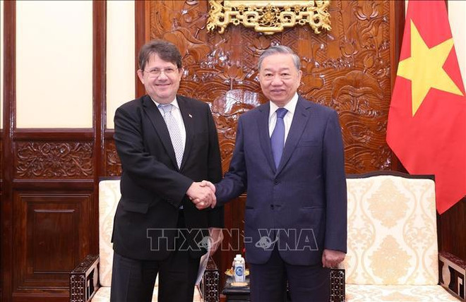 Le secrétaire général du Parti communiste vietnamien et président de la République, To Lam (à droite), accueille l'ambassadeur d'Autriche, Philippo Agathonnos, à Hanoi, le 17 septembre. Photo : VNA ambassadeur d'Autriche Philippo Agathonnos.jpg