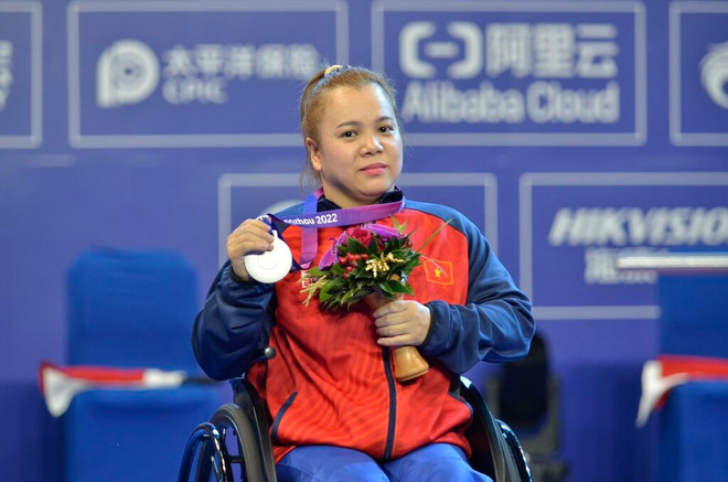 La powerlifteur Dang Thi Linh Phuong (-50 kg), détentrice de la médaille de bronze des Jeux paralympiques de Rio de Janeiro 2020 au Brésil. Photo : VNA Dang Thi Linh Phuong.jpg