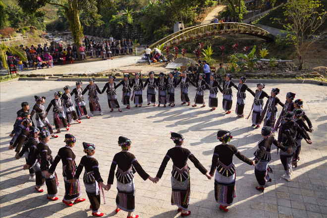 Danse xoe de l'ethnie Lu, à Lai Châu. Photo: baodantoc.vn danse ethnie Lu.jpg