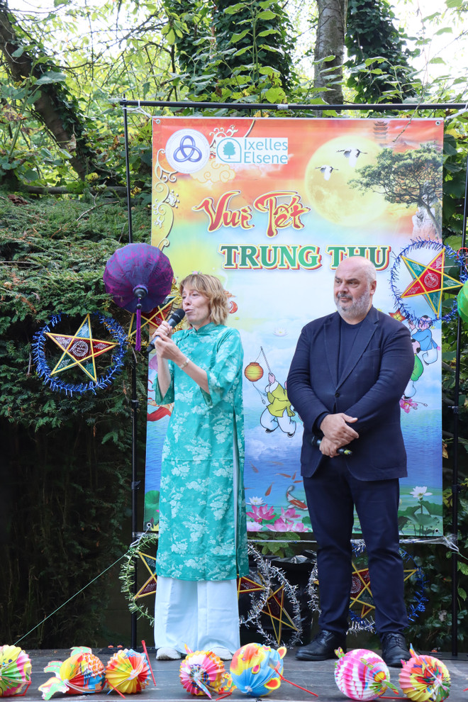 Audrey Lhoest, première échevine, et Christos Doulkeridis, bourgmestre de la commune d'Ixelles lors de la fête. Photo: VNA Audrey Lhoest.jpg