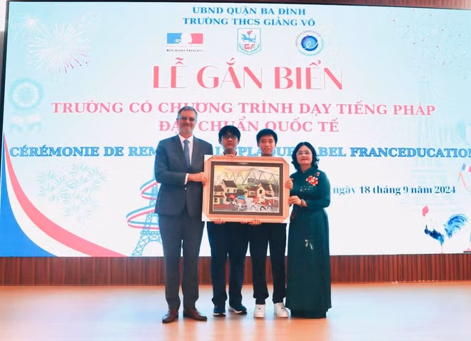 cadeau à l'ambassadeur.jpg