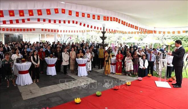 Une performance artistique lors de la célébration du 79e anniversaire de la Révolution d’août (19 août) et de la Fête nationale (2 septembre), en France Photo : VNA mexico.webp
