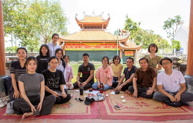Des jeunes participant au projet «Dialogue avec la tradition», aux côtés d'artistes du village des marionnettes sur eau de Dao Thuc. Photo: compte Facebook du projet Dialogue avec la tradition.jpg