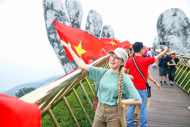 Une touriste étrangère visitant le pont d’Or à Dà Nang (Centre). Photo : VNA pont d’Or.jpg
