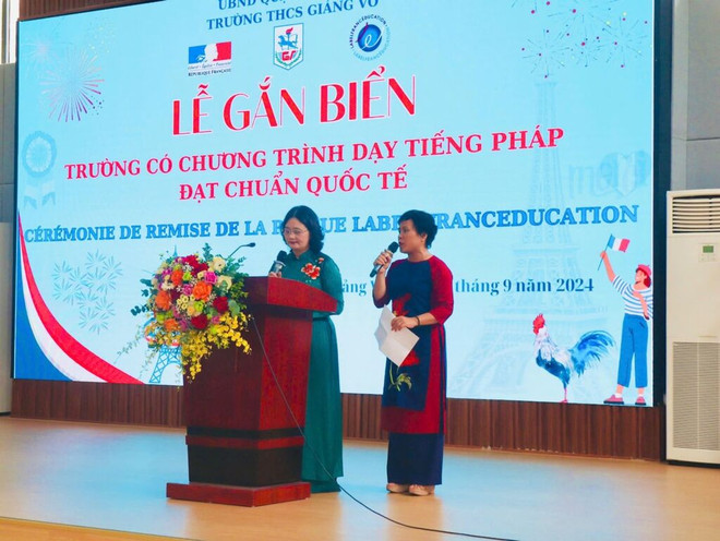 La directrice du collège Giang Vo, Tô Thi Hai Yên (gauche), prend la parole lors de la cérémonie. Photo : CTV/CVN directrice du collège Giang Vo.jpg