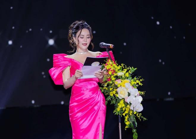 Une représentante du comité organisateur affirme que le concours de beauté honore la diversité culturelle et favorise la compréhension et le respect mutuels entre les différents pays et cultures. Photo: VietnamPlus concours de beauté.webp