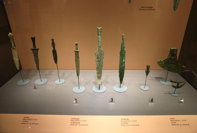 Des armes en bronze de la culture de Dông Son. Photo : VNA Des armes en bronze.jpg