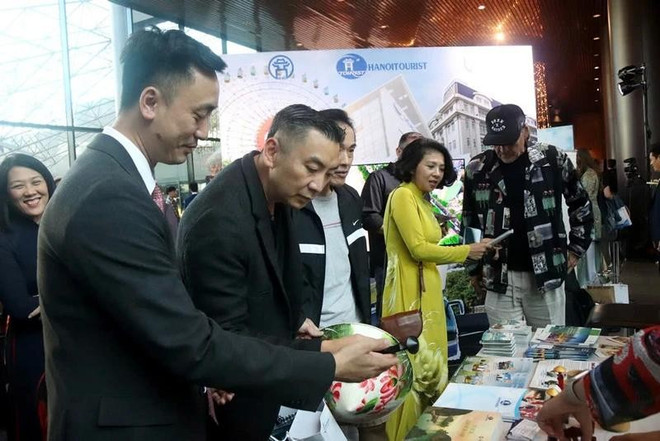 Dans un stand présentant l’image et la marque de destinations vietnamiennes sûres, conviviales, de qualité et durables. Photo : NDEL destinations vietnamiennes.jpg