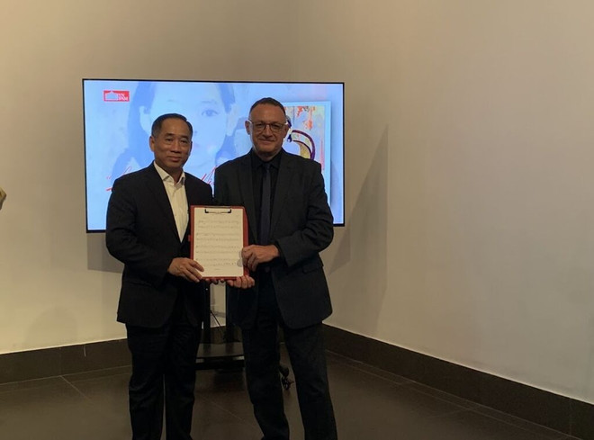 Le musicien britannique Paul Zetter (droite) offre son œuvre au directeur du Musée des beaux-arts du Vietnam, Nguyên Anh Minh, le 8 août. Paul Zetter.jpg