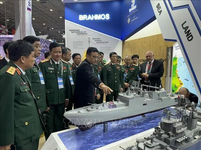 Le ministre de la Défense Phan Van Giang et les membres de la délégation visitent les stands au forum international militaire et technique "Armée-2024". Photo : VNA Phan Văn Giang Army 2024.webp