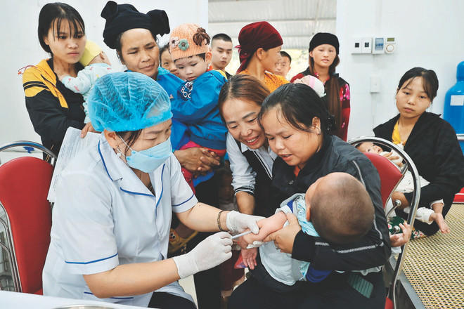 Dans le cadre du Programme élargi national de vaccination à Quan Ba, province de Hà Giang. Photo: VNA Quan Ba.jpg