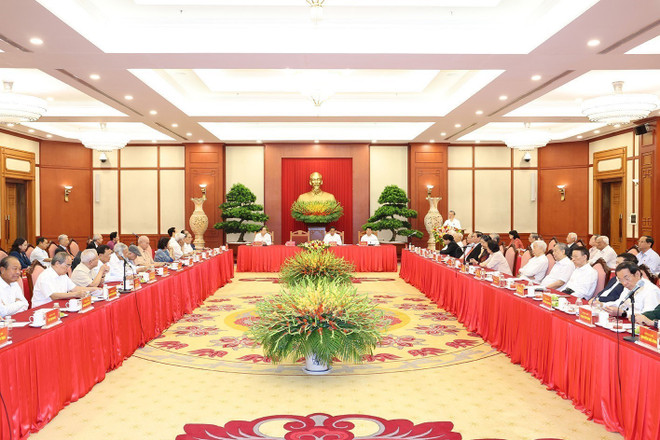 Vue de la conférence de rencontre des dirigeants et des anciens dirigeants du Parti et de l’Etat, à Hanoi, le 15 août. Photo : VNA anciens dirigeants.jpg
