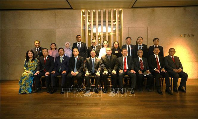 Le vice-président de l’Assemblée nationale du Vietnam, Nguyên Khac Dinh (5e à partir de la gauche) et le vice-président du Sénat Nur Jazlan Bin Tan Sri Mohamed (6e), à Kuala Lumpur, le 9 août. Photo: VNA Nguyễn Khắc Định.jpg