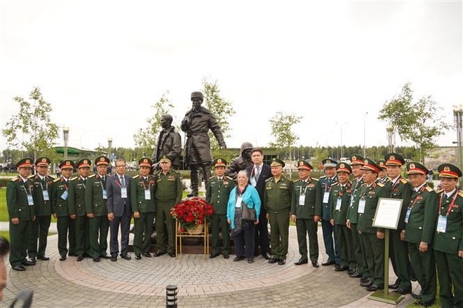 Les membres de la délégation du ministère de la Défense posent au monument aux soldats volontaires internationaux vietnamiens. Photo: VNA monument soldats vietnamiens moscou.jpg