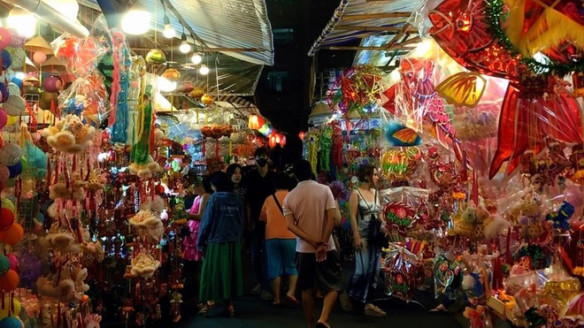 Des rues de lanternes animées attirent un grand nombre de visiteurs. Photo : VOV rues de lanternes.jpeg