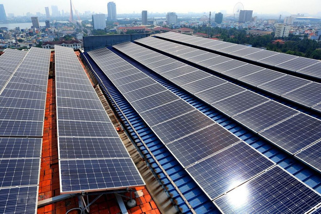 D'ici 2030, environ 50% des maisons résidentielles devraient utiliser l'énergie solaire en toiture. Photo : VNA énergie solaire.jpg