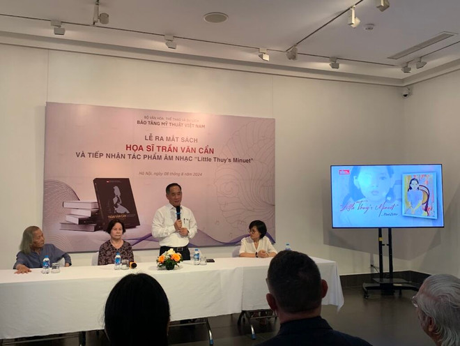 Lors de la cérémonie de lancement du livre "Trân Van Cân - Œuvres sélectionnées dans la collection du Musée des beaux-arts Vietnam", le 8 août à Hanoï. Trân Van Cân - Œuvres sélectionnées.jpg