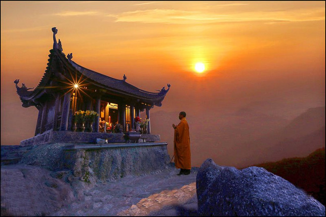 La fameuse pagode de bronze au sommet du mont Yên Tu, à plus de 1.000 m d’altitude. Source: phatgiao.org.vn phatgiao.org.vn.jpg