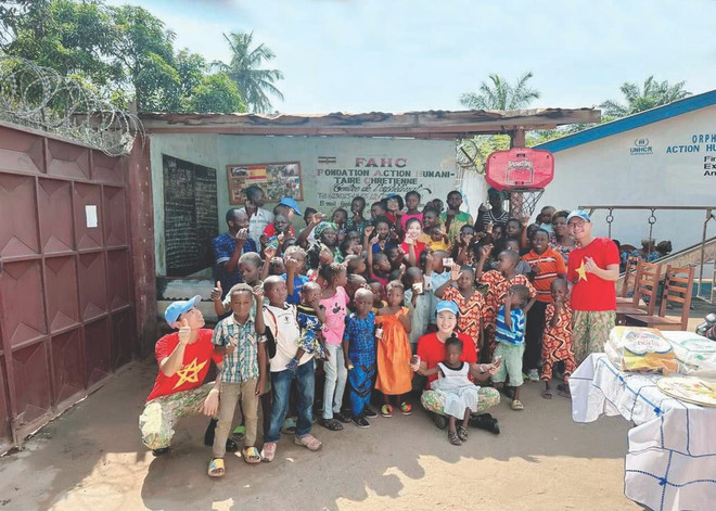 Remise de dons aux enfants centrafricains dans un orphelinat à Bangui, “capitale de la République centrafricaine”. Photo : Tiên Minh/CVN enfants centrafricains.jpg