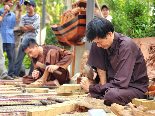 Des artisans du village de Kim Bông. Photo : baoquangnam.vn Kim Bong.jpg