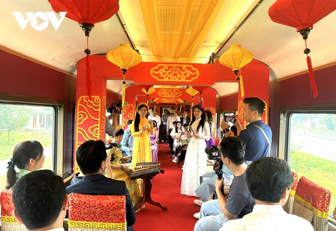 Un concert de chants de Huê dans le train. Photo: VOV concert de chants de Huê dans le train.jpg
