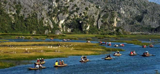 Van Long se découvre en sampan, petite embarcation menée par une rameuse. Photo: vietnamoriginal.com van long.jpg