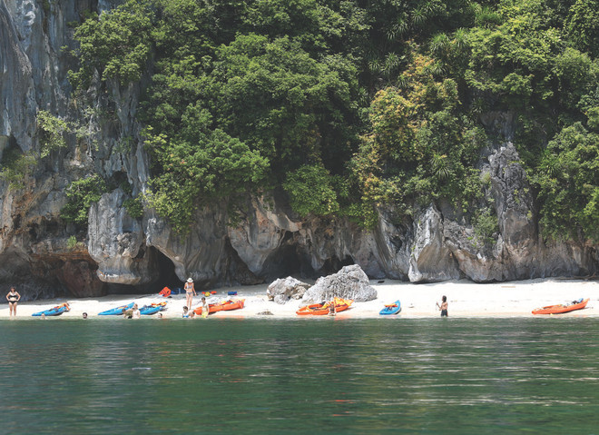 Une plage de la baie de Lan Ha. Photo : VNA Une plage de la baie de Lan Ha.jpg