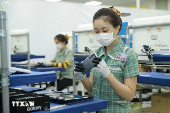 Assemblage de smartphones chez Samsung Electronic Vietnam Thai Nguyen, dans le parc industriel de Yên Binh, province de Thai Nguyên. Photo : VNA samsung.JPG