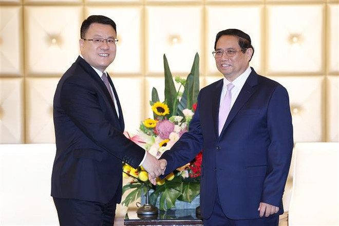 Le Premier ministre Pham Minh Chinh (à droite) recevant le directeur général adjoint de Power Construction Corporation of China (PowerChina) Wang Xiaojun. Photo : VNA Wang Xiaojun.jpg