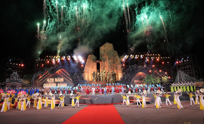 Programme artistique spécial intitulé "Quang Binh: un parcours d’aspirations et de développement" pour célébrer le 420e anniversaire de la fondation de la province de Quang Binh. Photo : VNA quang binh.jpg
