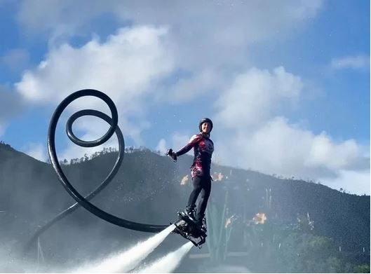Spectacle de flyboard sur le thème "Symphonie du fleuve". Photo d’illustration jetski.JPG