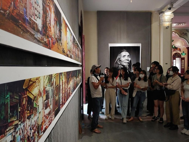 L'événement a attiré l'attention du public. Photo: CVN biennale Photo Hanoi cvn.jpg