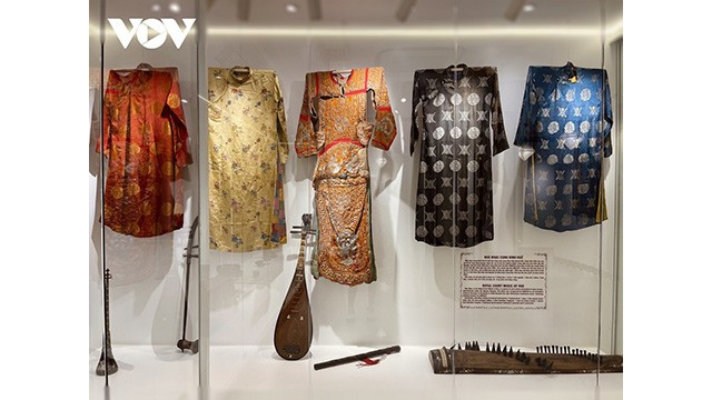 Des costumes d'artistes interprétant du "Nha nhac" (musique de cour) sous la dynastie des Nguyên. Photo : VOV musique de cour.jpg
