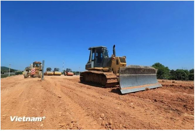 Le ministère des Transports a ajusté son plan d’investissement pour garantir un capital suffisant pour les projets. Photo : VietnamPlus travaux.JPG