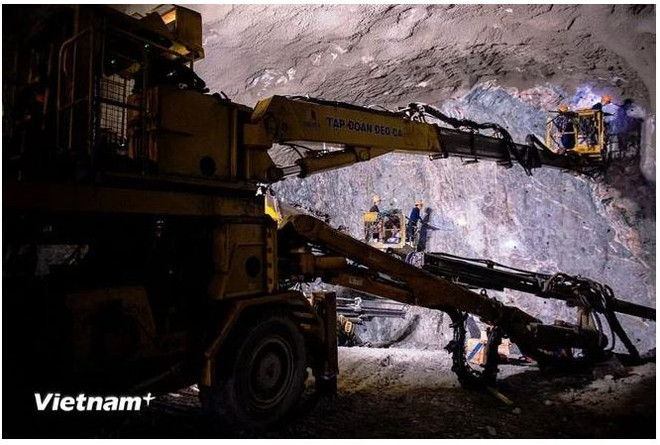 Les investisseurs et les entrepreneurs accélèrent les travaux de construction pour atteindre l’objectif de décaissement des capitaux d’investissement publics. Photo : VietnamPlus chantier.JPG