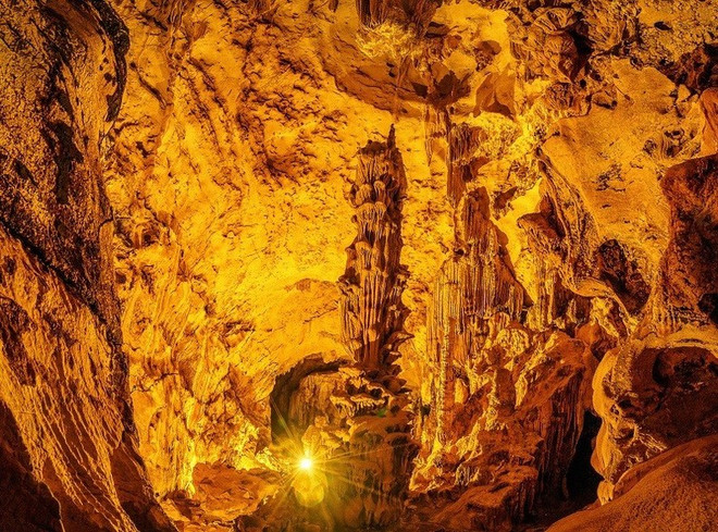 La grotte du Vent (Hang Gio) avec un système de stalactites vieux de plusieurs centaines de millions d’années. Photo : baoquocte. grotte du Vent.jpg