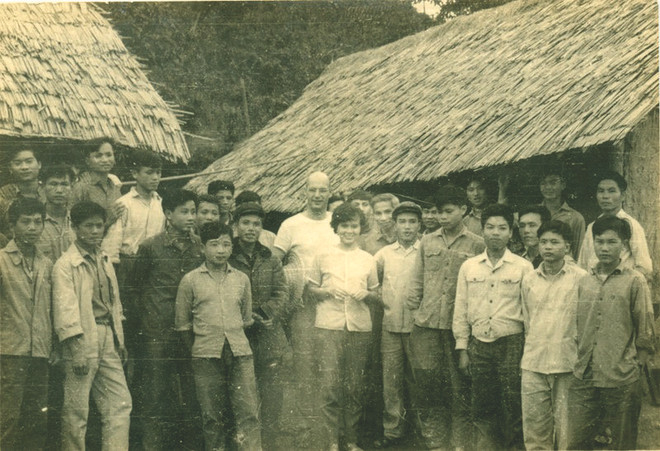 Hoàng Xuân Sinh (centre) et ses amis ont pris une photo avec le Professeur de mathématiques Alexandre Grothendieck lors de sa visite au Vietnam pour une conférence. Photo : CTV/CVN Hoàng Xuân Sinh.jpg