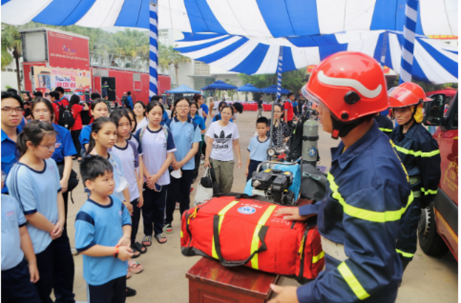 Des pompiers présentent des équipements de lutte incendie aux élèves.Photo : CVN pompiers.png