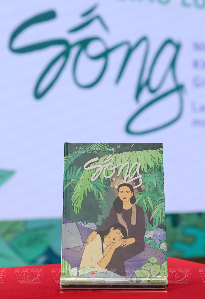 Couverture de “Sống” (Vivre) de Hai Anh et Pauline Guitton. Photo: VNP Sống.jpg