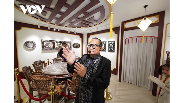 Dô Hùng est le propriétaire de deux musées: Musée royal de la dynastie des Nguyên et Musée des bijoux de 54 ethnies du Vietnam. Tous les objets de ces Musées avaient été collectés et achetés aux enchères par lui à l'étranger. Photo : VOV Dô Hùng.jpg