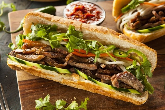 Autre aliment de base vietnamien apprécié dans le monde entier, le bánh mì est le célèbre sandwich du pays. Photo : celebritycruises bánh mì.jpg